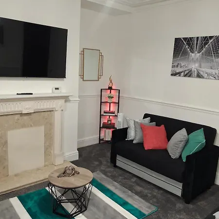 Spacious Sleeps 6 With Free Street Parking Leeds (West Yorkshire)