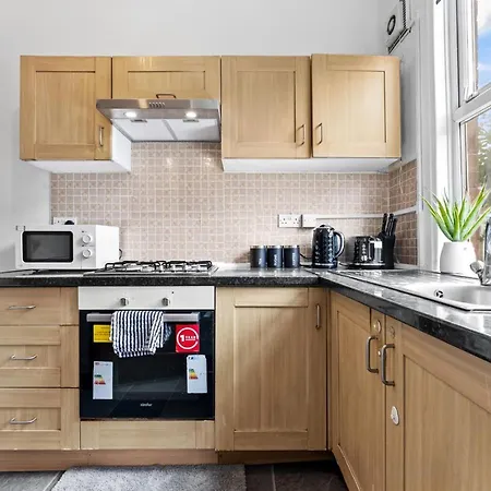 Spacious Sleeps 6 With Free Street Parking Apartment Leeds (West Yorkshire)