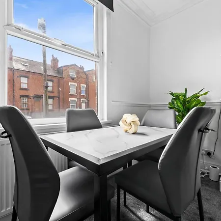 Spacious Sleeps 6 With Free Street Parking