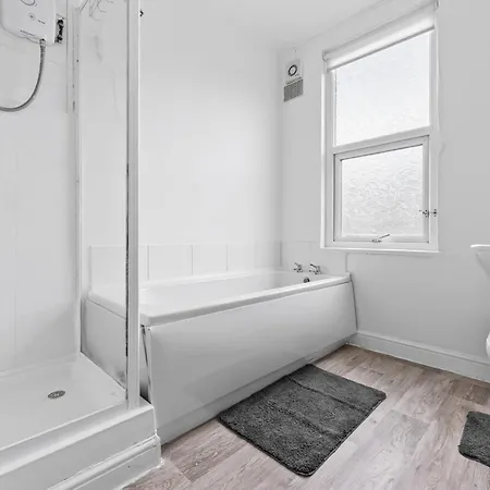 Spacious Sleeps 6 With Free Street Parking Apartment