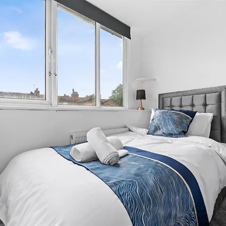 Spacious Sleeps 6 With Free Street Parking