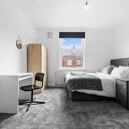 Spacious Sleeps 6 With Free Street Parking *
