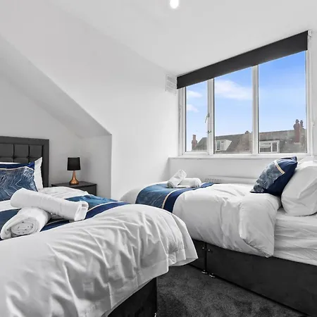 Spacious Sleeps 6 With Free Street Parking Apartment *