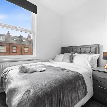 Apartment Spacious Sleeps 6 With Free Street Parking *