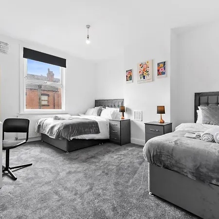 Spacious Sleeps 6 With Free Street Parking Leeds (West Yorkshire)
