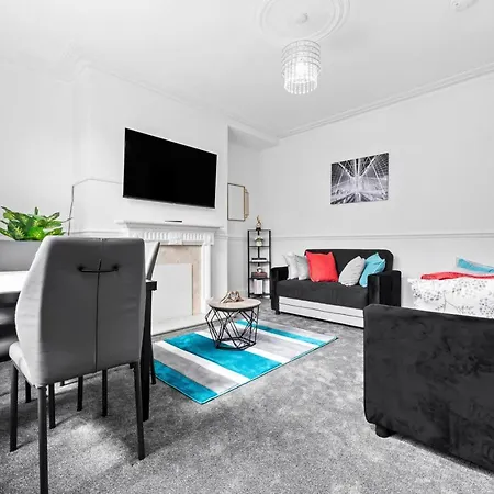 Apartment Spacious Sleeps 6 With Free Street Parking *