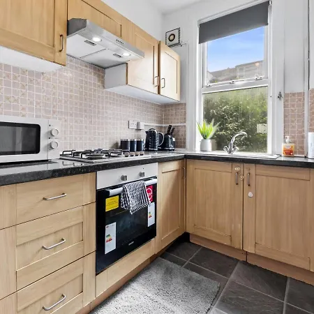 Apartment Spacious Sleeps 6 With Free Street Parking *