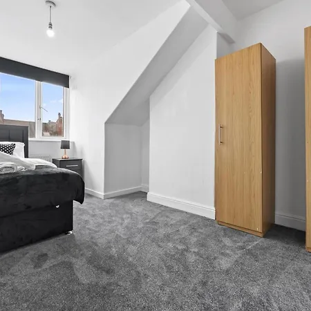 Spacious Sleeps 6 With Free Street Parking Apartment *